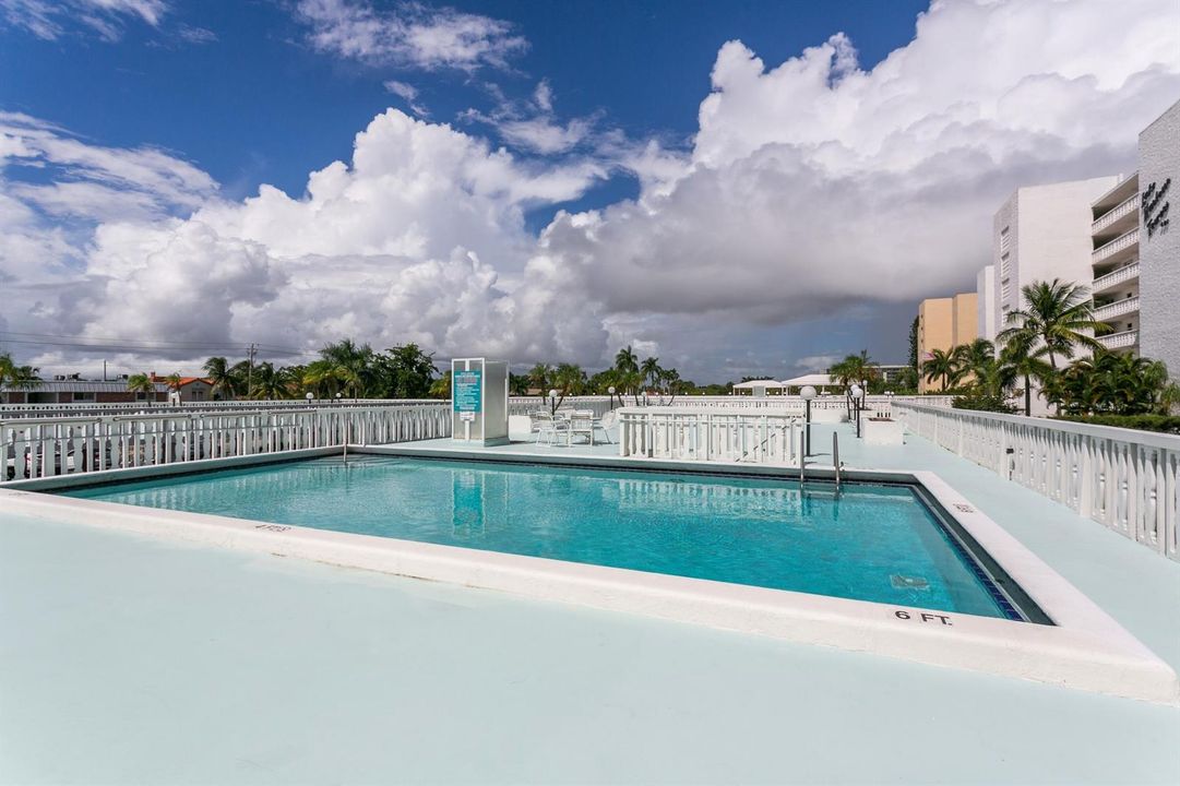 21301lakeshoredrive40929003poolhires