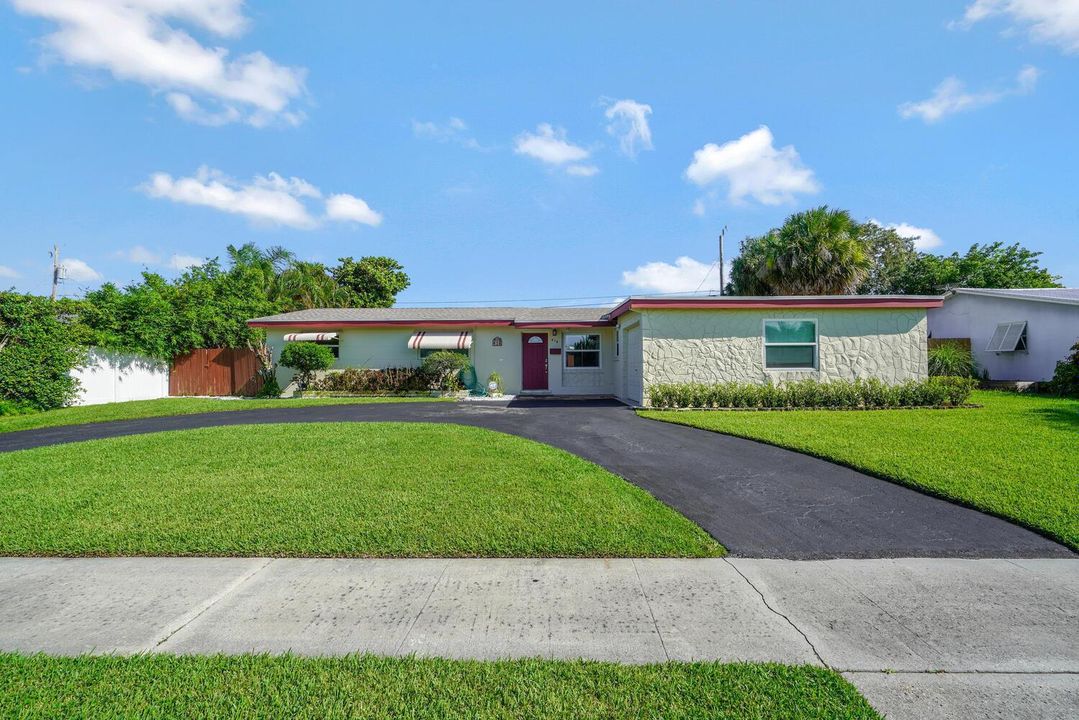 416 Lighthouse Drive North-large-004-010