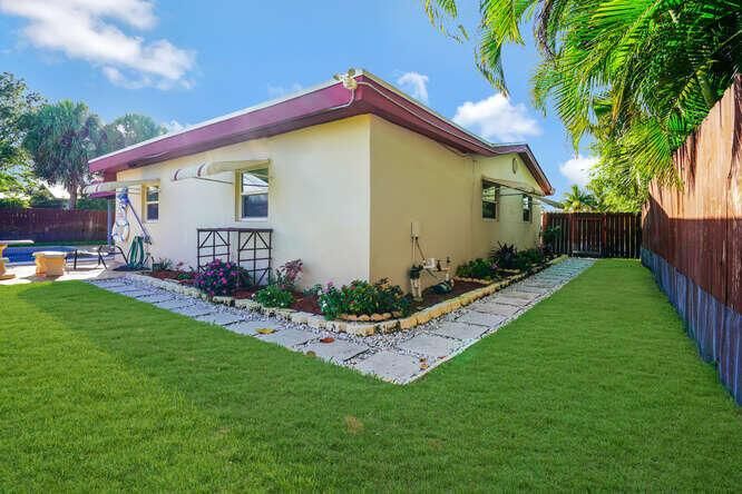 416 Lighthouse Drive North-small-033-033
