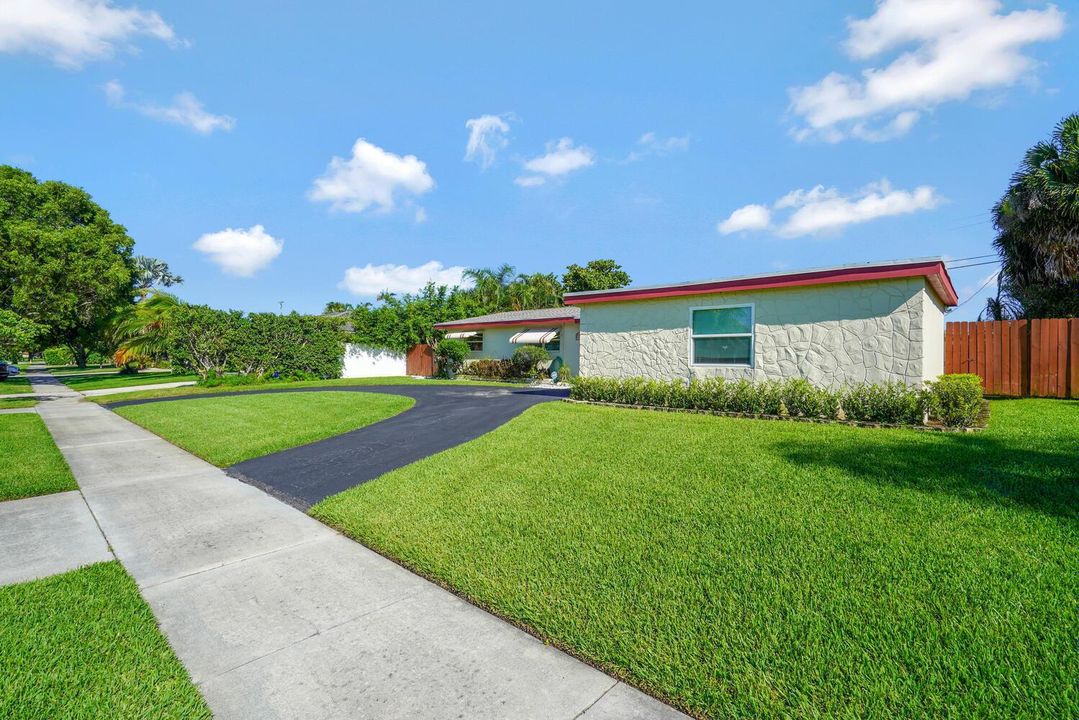 416 Lighthouse Drive North-large-005-014
