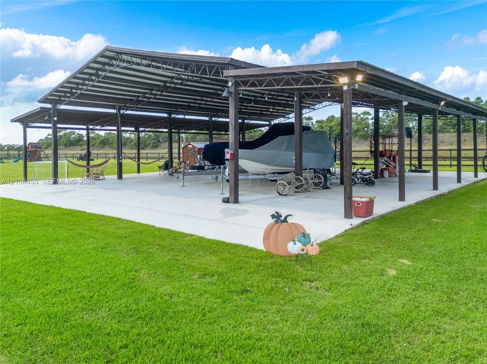 En Venta: $1,900,000 (4.41 acres)