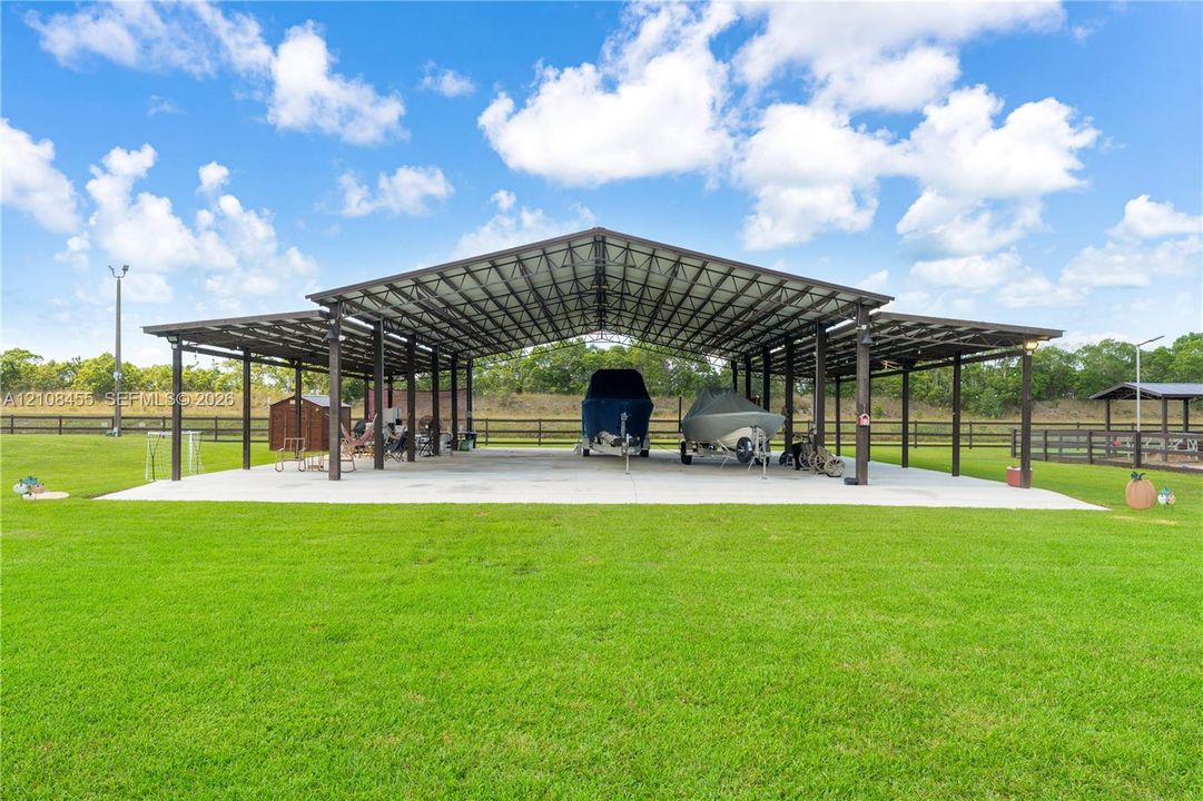 En Venta: $1,900,000 (4.41 acres)