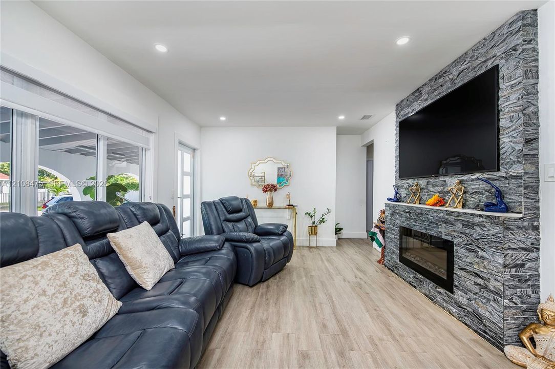 En Venta: $650,000 (3 camas, 2 baños, 1010 Pies cuadrados)