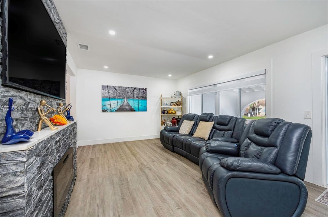 En Venta: $650,000 (3 camas, 2 baños, 1010 Pies cuadrados)