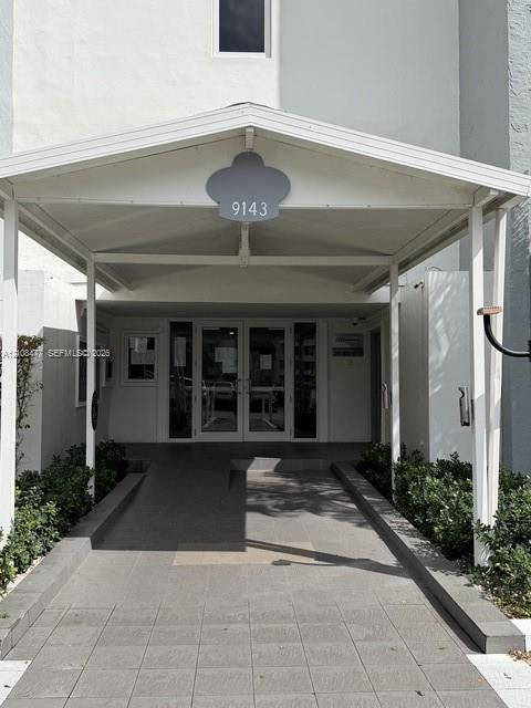 For Rent: $2,900 (3 beds, 2 baths, 1205 Square Feet)