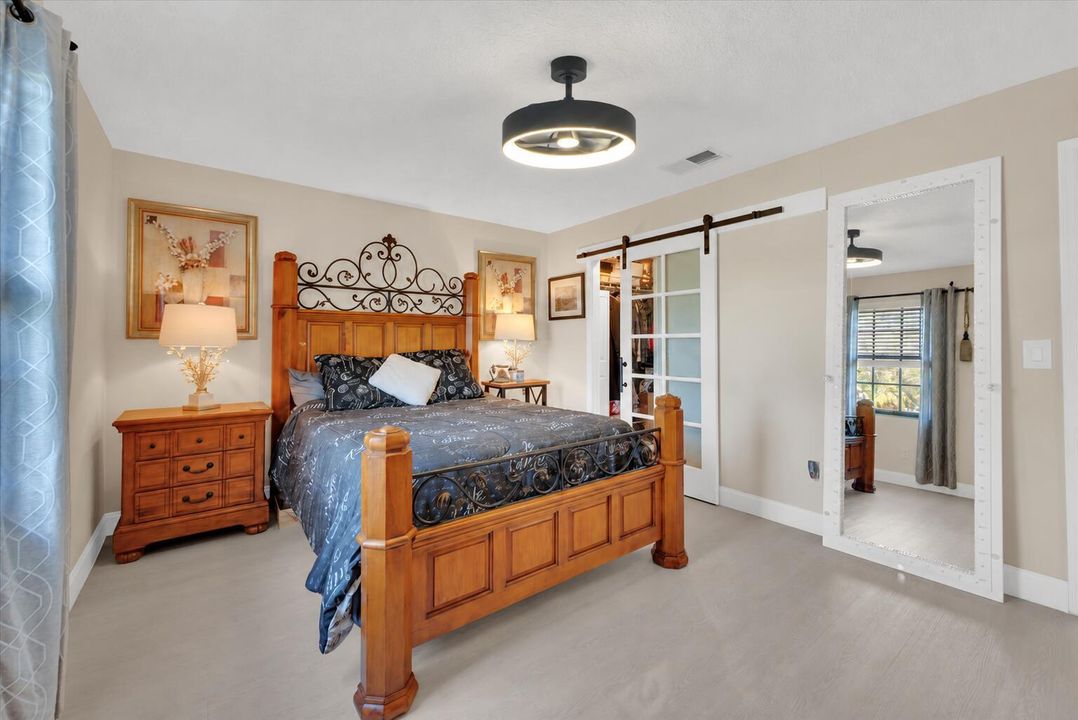 *25 Modern black fan light in bedroom