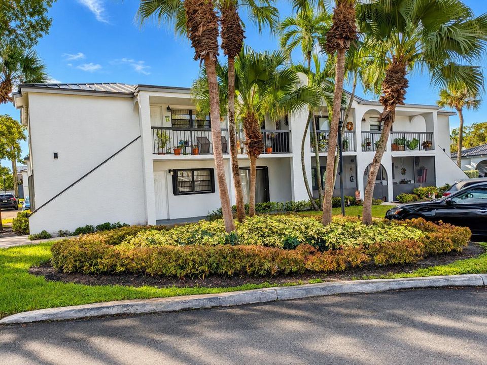 Sunny Tropical Condominium Exterior
