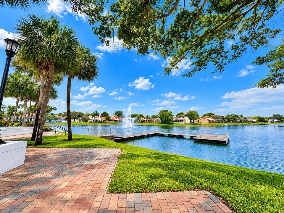 Sunny Lakeside Community with Fountain a