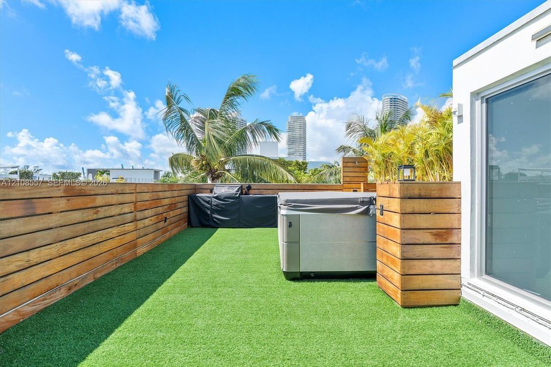 For Sale: $2,075,000 (2 beds, 3 baths, 1590 Square Feet)