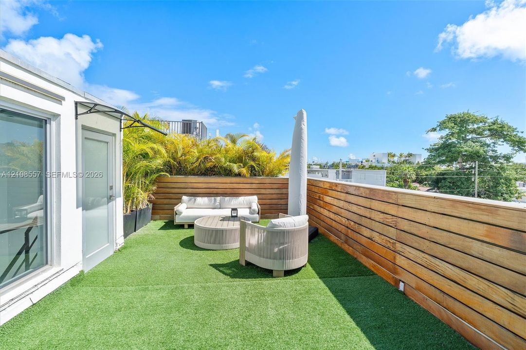 For Sale: $2,075,000 (2 beds, 3 baths, 1590 Square Feet)