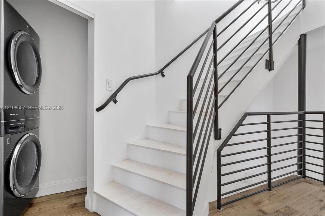 For Sale: $2,075,000 (2 beds, 3 baths, 1590 Square Feet)