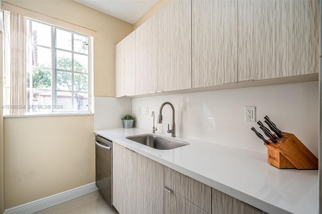 En Venta: $350,000 (2 camas, 2 baños, 1074 Pies cuadrados)