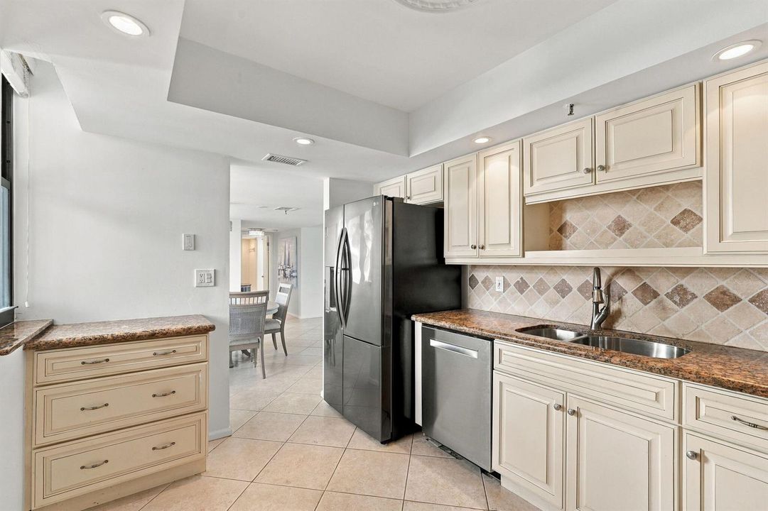 kitchenfacingdiningarea