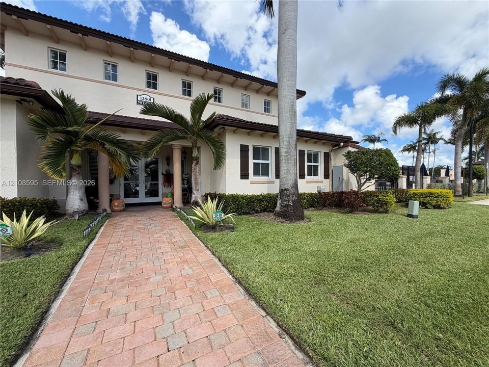 For Rent: $2,800 (3 beds, 2 baths, 1733 Square Feet)