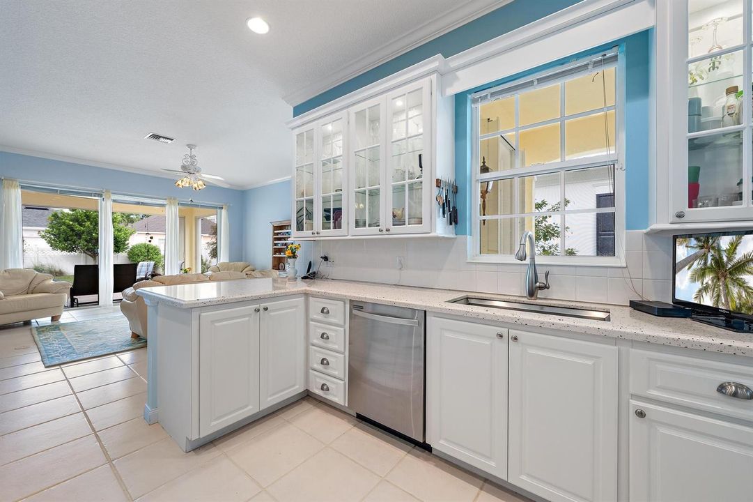 244 Honeysuckle Dr-4