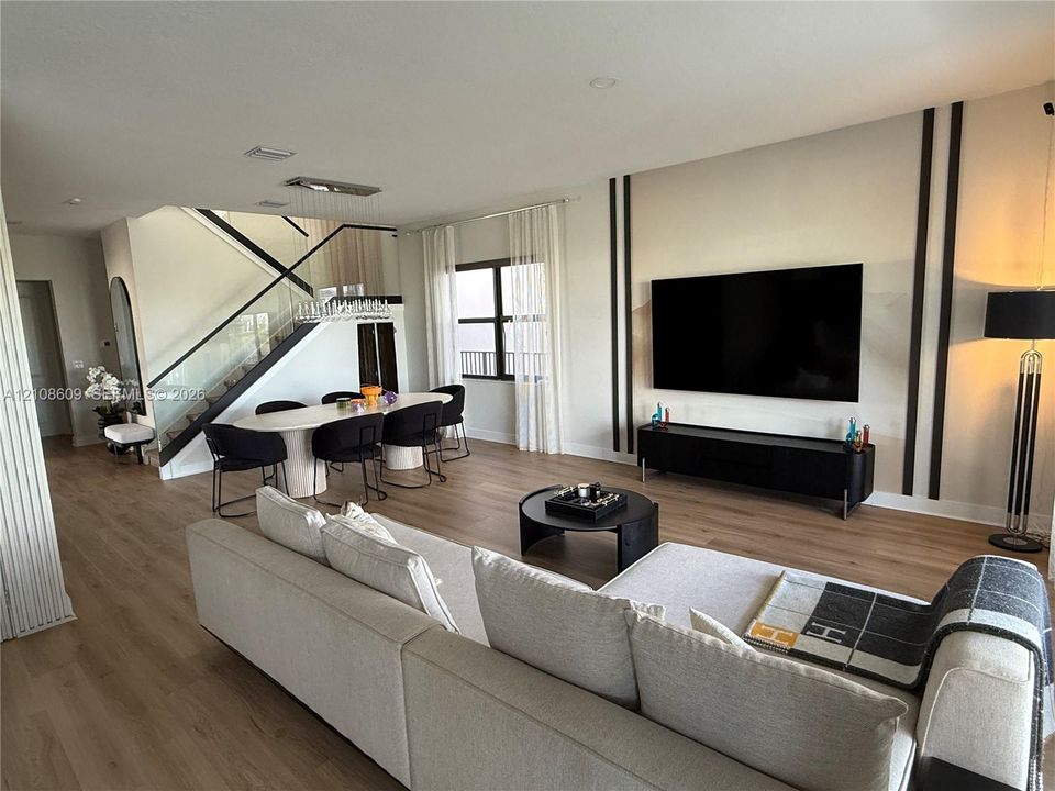 For Sale: $1,600,000 (5 beds, 4 baths, 3633 Square Feet)