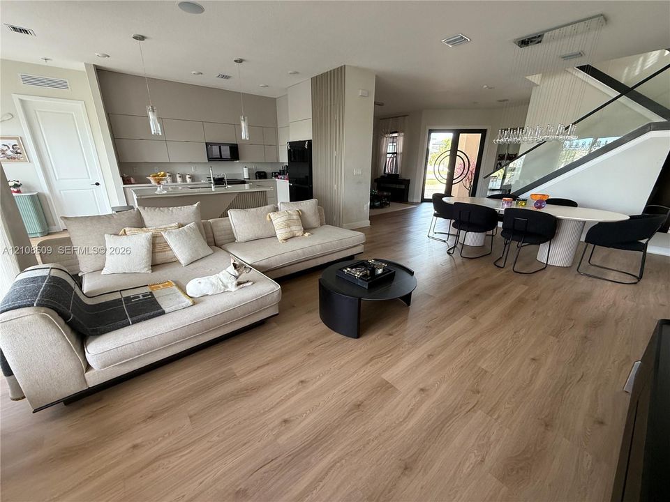 For Sale: $1,600,000 (5 beds, 4 baths, 3633 Square Feet)