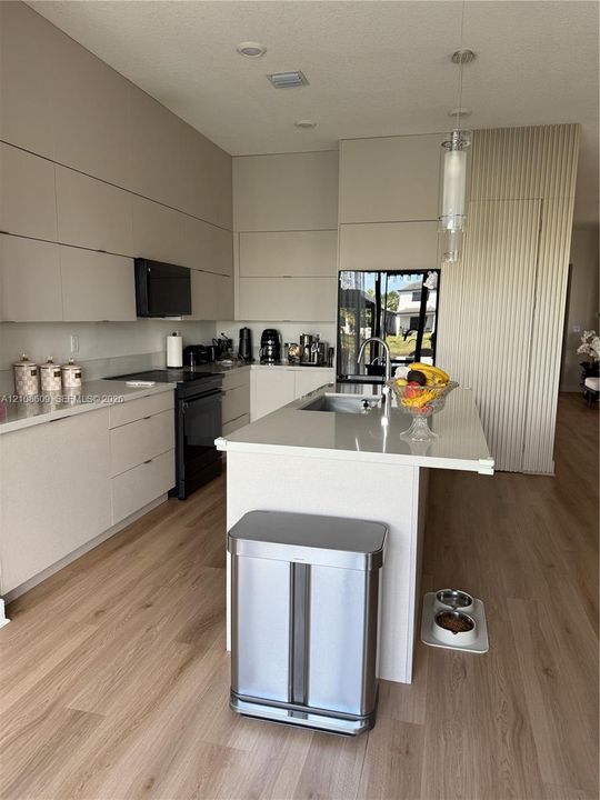 For Sale: $1,600,000 (5 beds, 4 baths, 3633 Square Feet)