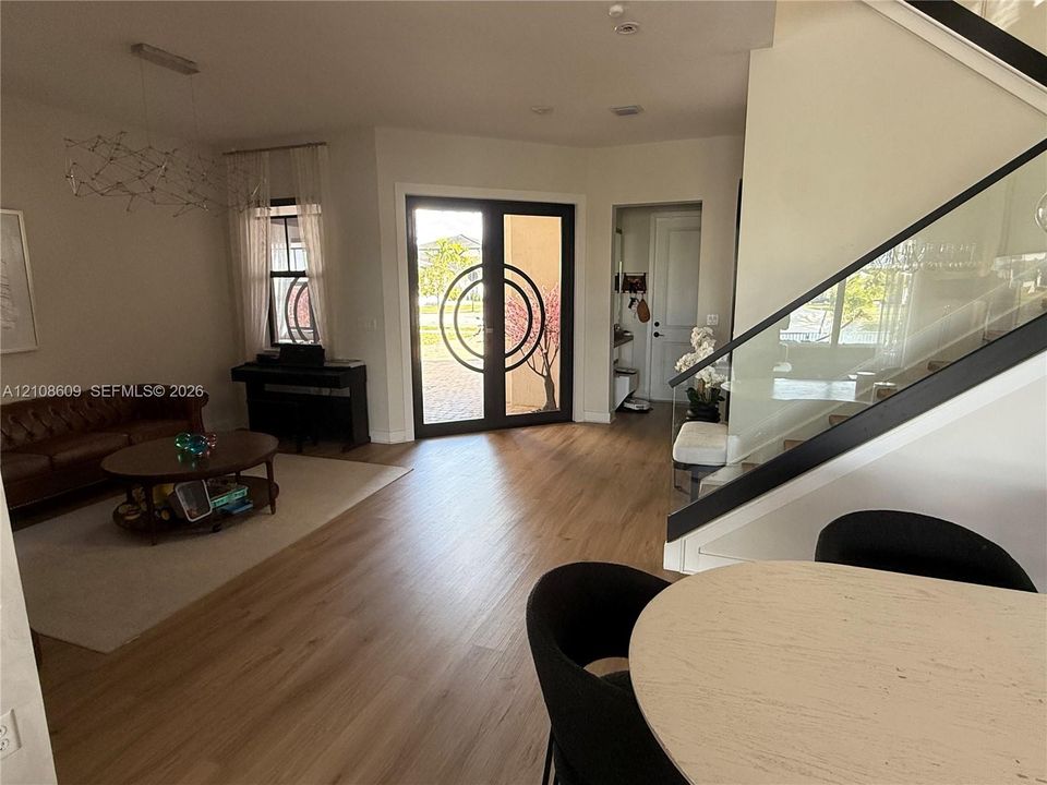 For Sale: $1,600,000 (5 beds, 4 baths, 3633 Square Feet)
