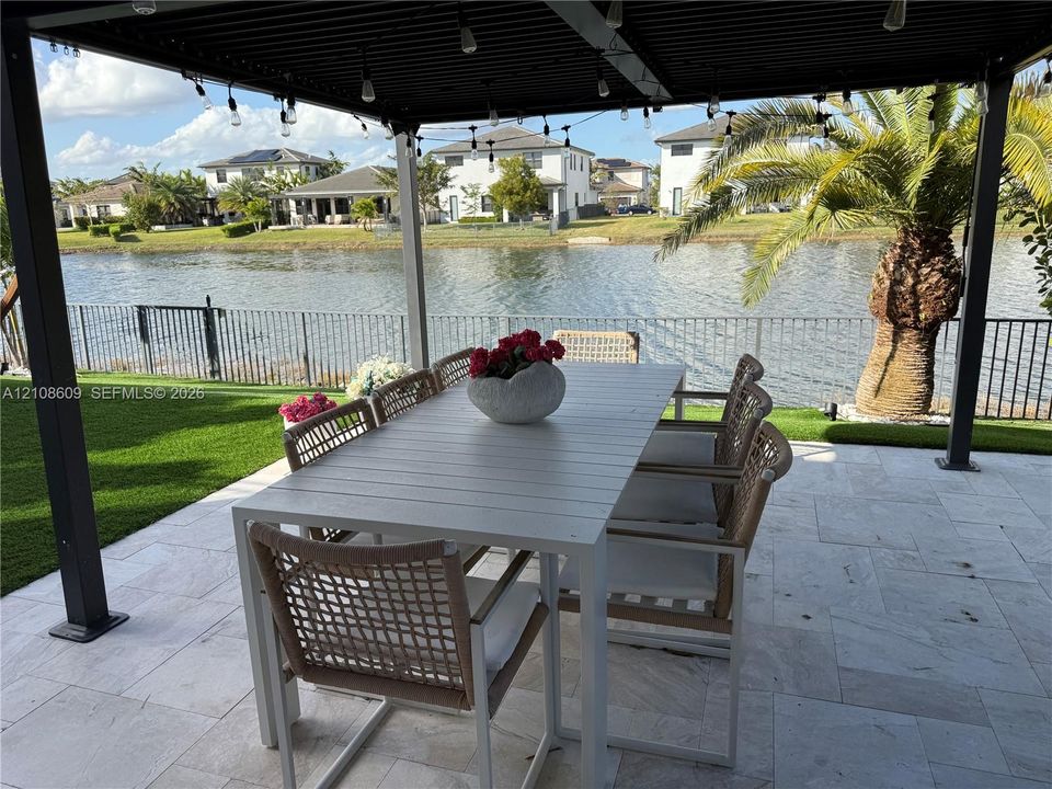 For Sale: $1,600,000 (5 beds, 4 baths, 3633 Square Feet)