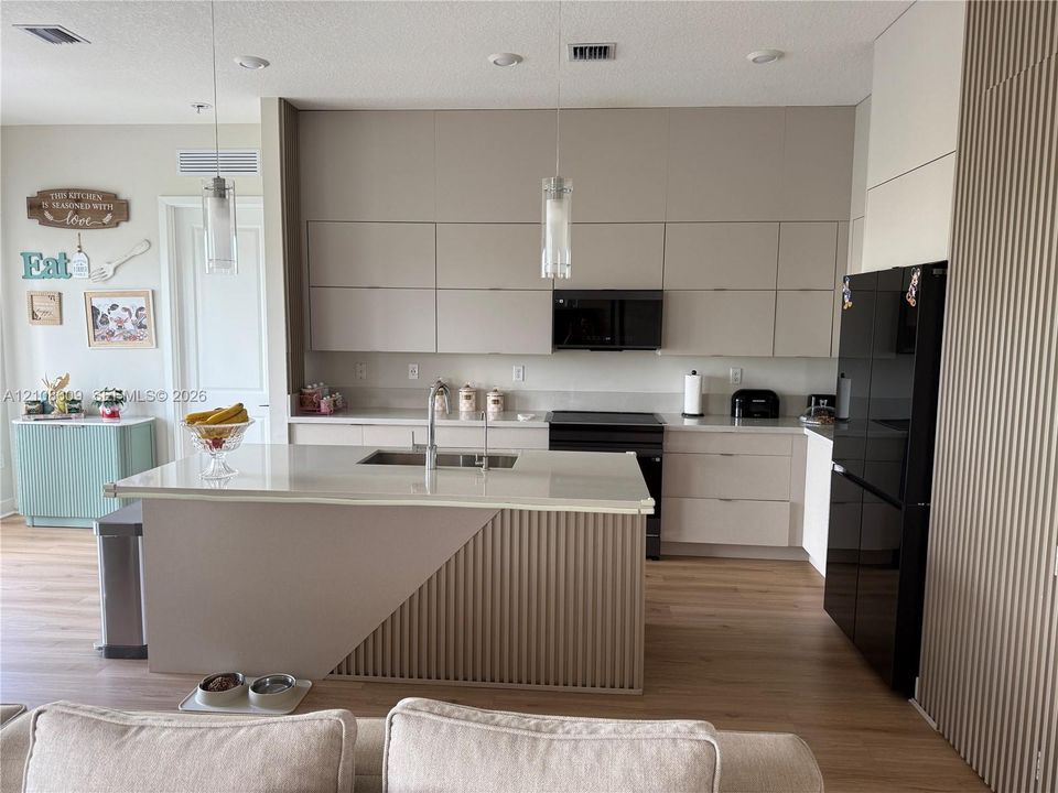 For Sale: $1,600,000 (5 beds, 4 baths, 3633 Square Feet)