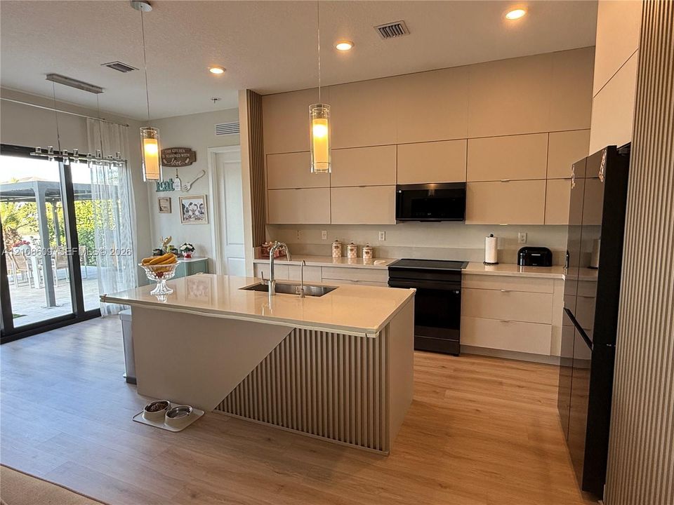 For Sale: $1,600,000 (5 beds, 4 baths, 3633 Square Feet)