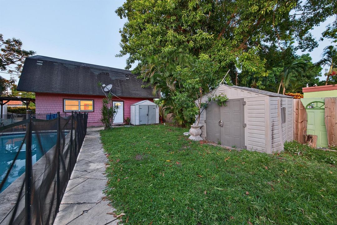 2327 Polk St Common (2)