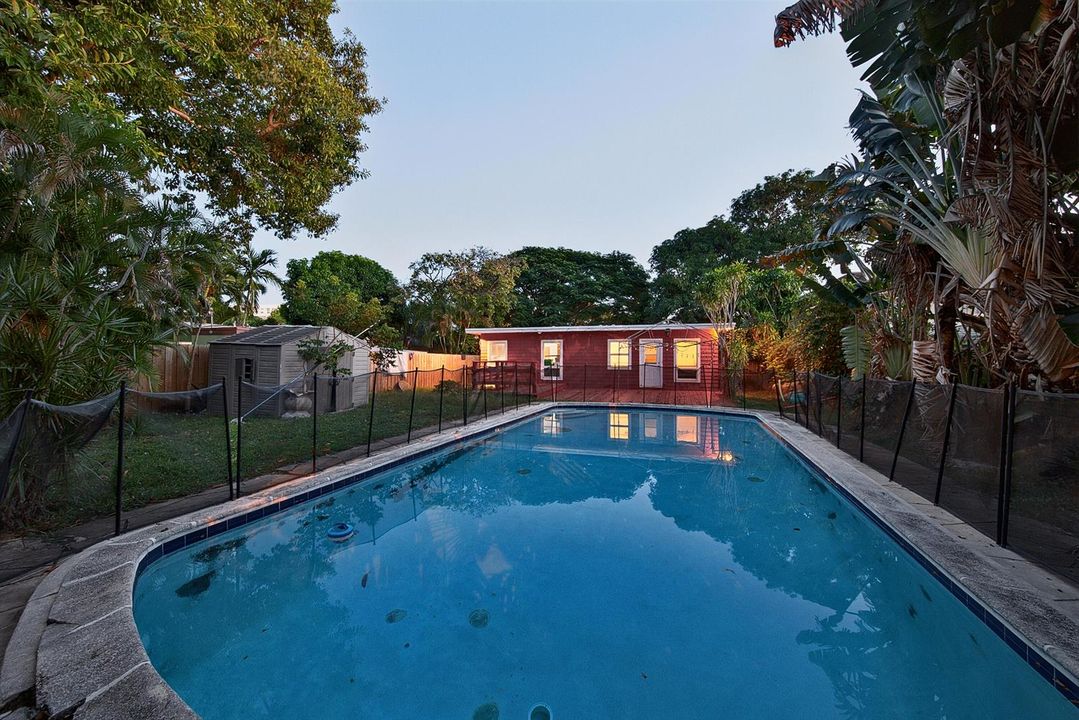 2327 Polk St Common (3)