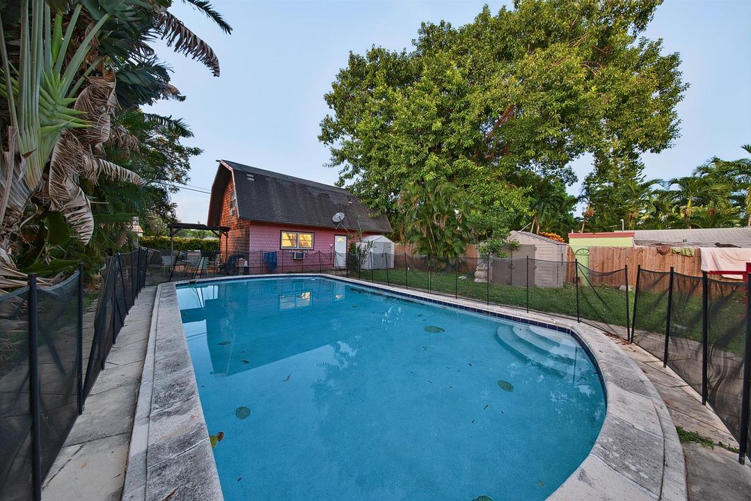 2327 Polk St Common (1)