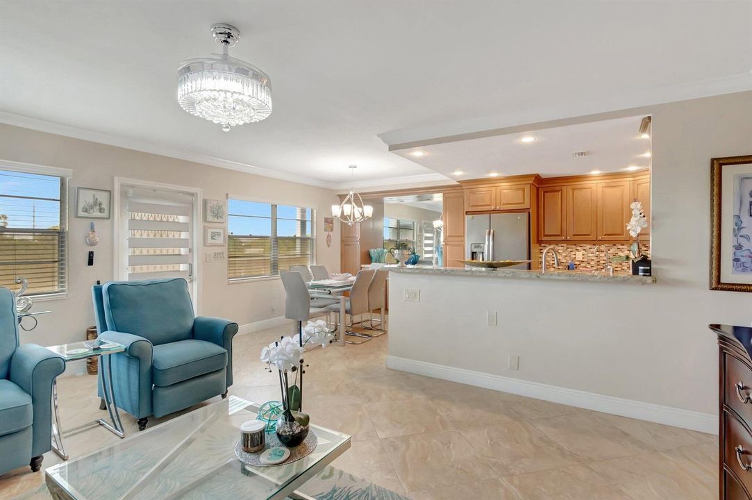 LIVING ROOM/DINING ROOM