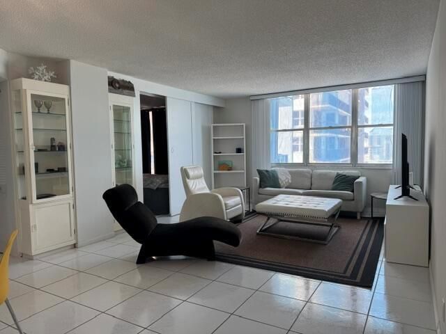 2201 Liv rooom 3