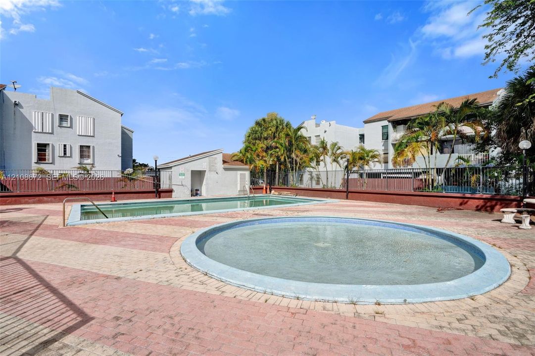 For Sale: $205,000 (1 beds, 1 baths, 671 Square Feet)