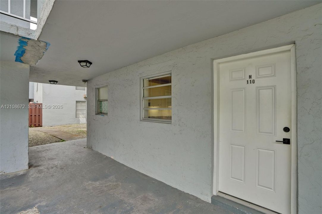 For Sale: $205,000 (1 beds, 1 baths, 671 Square Feet)