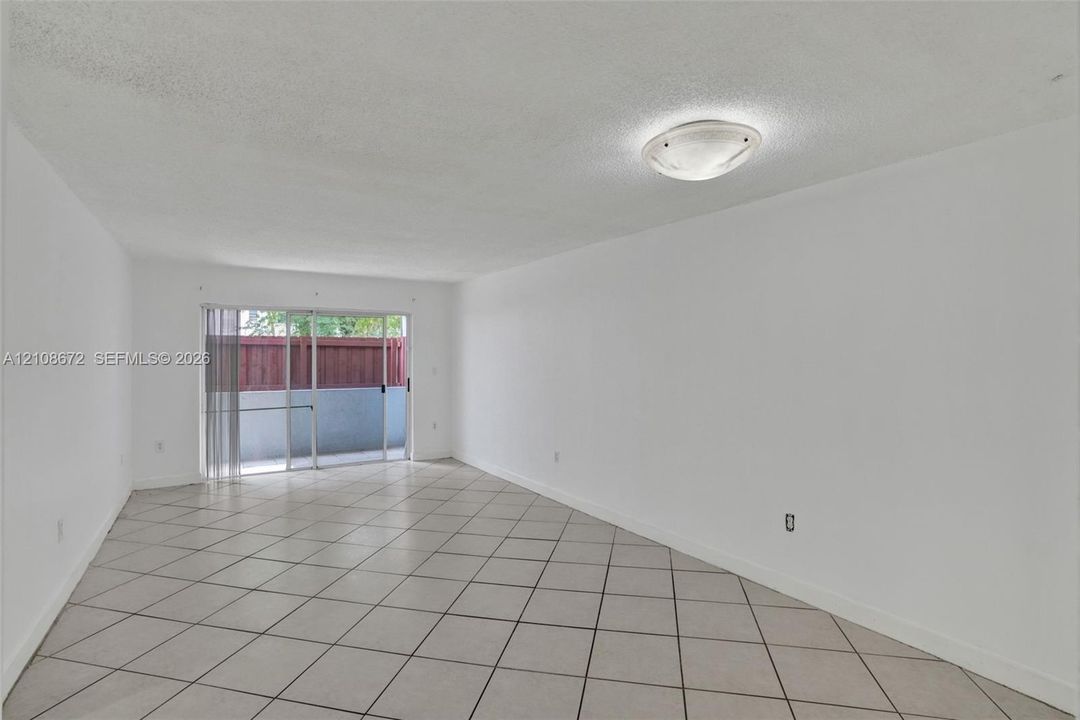 For Sale: $205,000 (1 beds, 1 baths, 671 Square Feet)