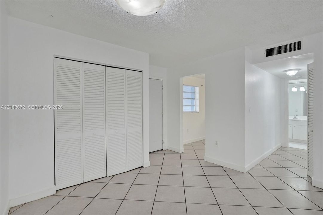 For Sale: $205,000 (1 beds, 1 baths, 671 Square Feet)