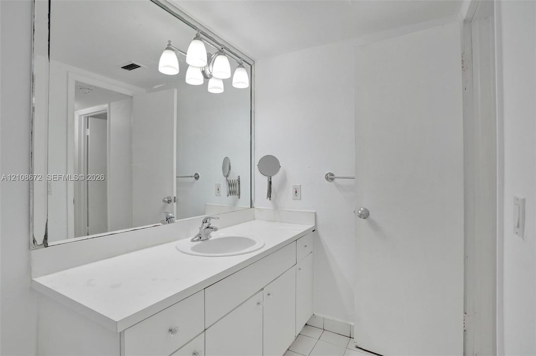 For Sale: $205,000 (1 beds, 1 baths, 671 Square Feet)