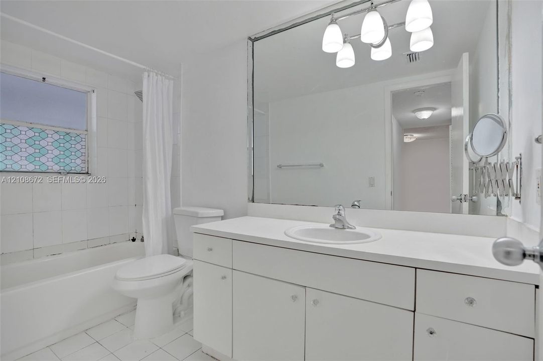 For Sale: $205,000 (1 beds, 1 baths, 671 Square Feet)