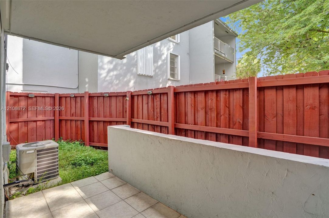 For Sale: $205,000 (1 beds, 1 baths, 671 Square Feet)