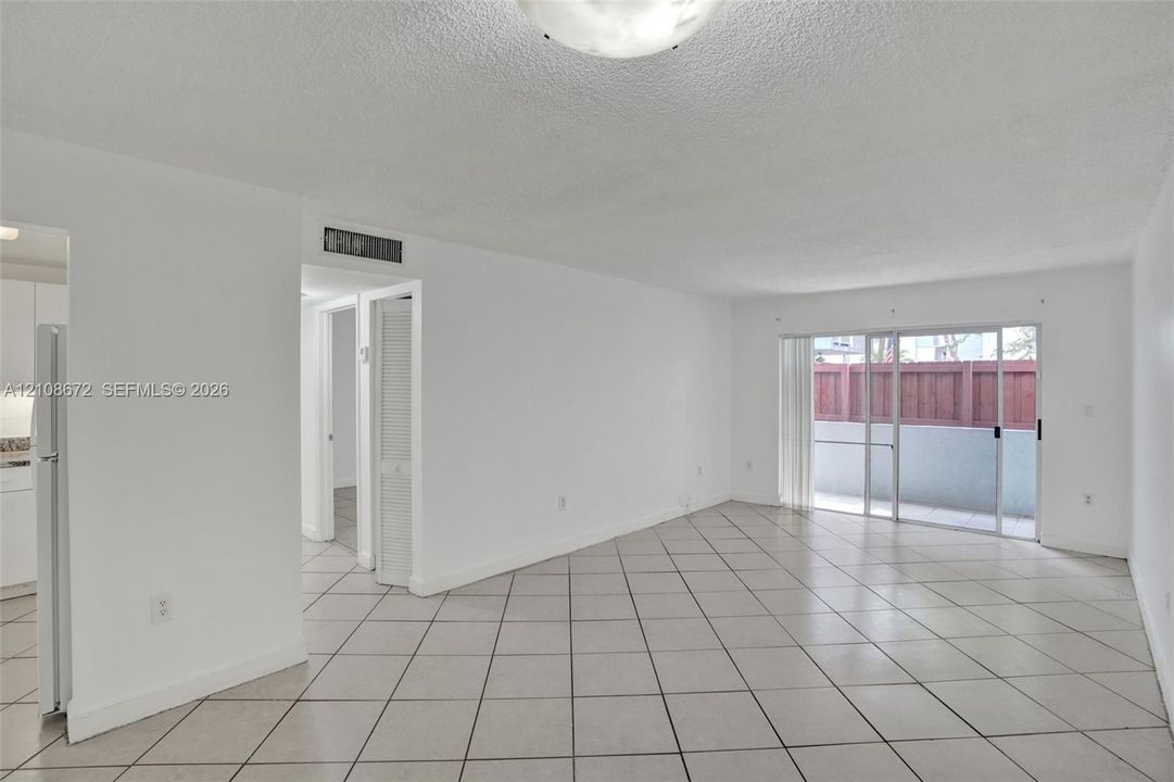 For Sale: $205,000 (1 beds, 1 baths, 671 Square Feet)
