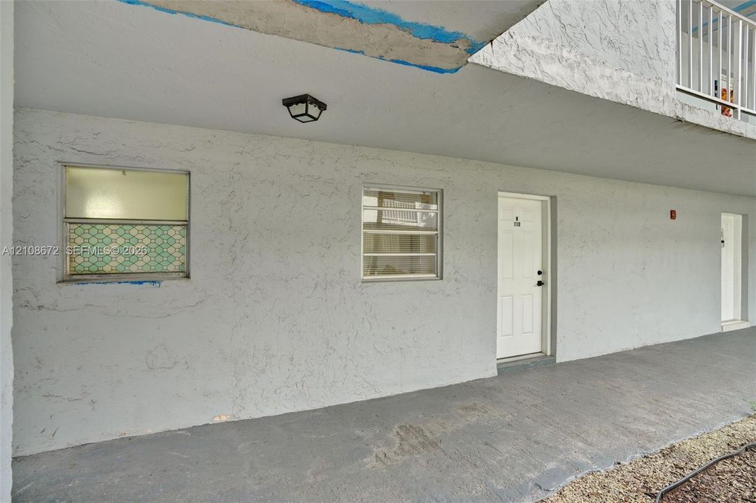 For Sale: $205,000 (1 beds, 1 baths, 671 Square Feet)