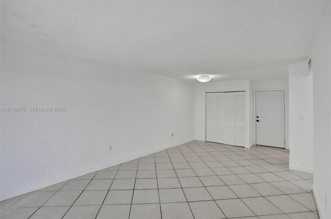 For Sale: $205,000 (1 beds, 1 baths, 671 Square Feet)
