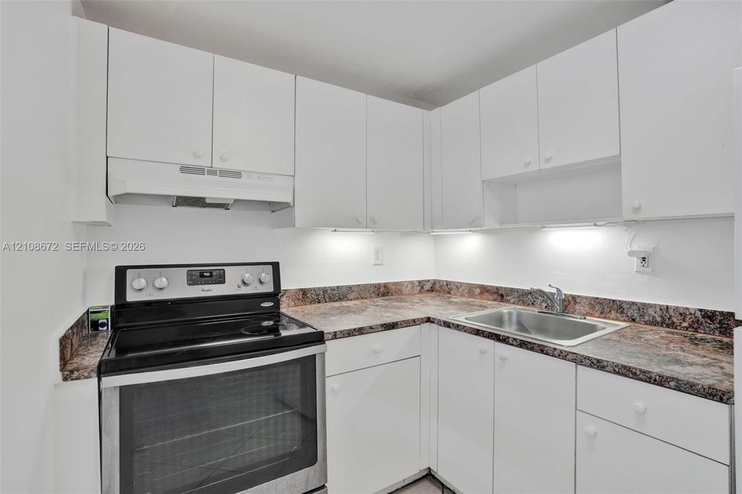 For Sale: $205,000 (1 beds, 1 baths, 671 Square Feet)