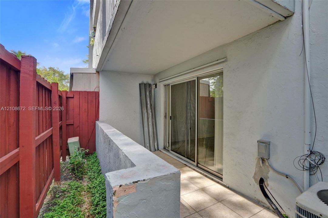 For Sale: $205,000 (1 beds, 1 baths, 671 Square Feet)