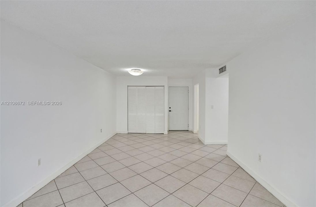 For Sale: $205,000 (1 beds, 1 baths, 671 Square Feet)