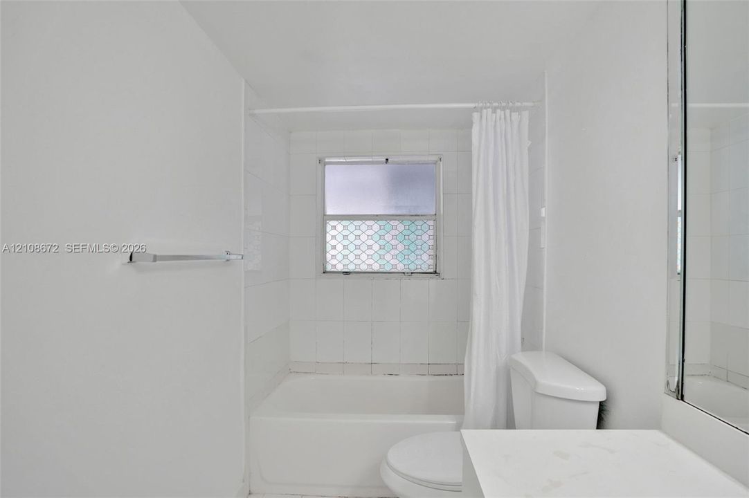 For Sale: $205,000 (1 beds, 1 baths, 671 Square Feet)