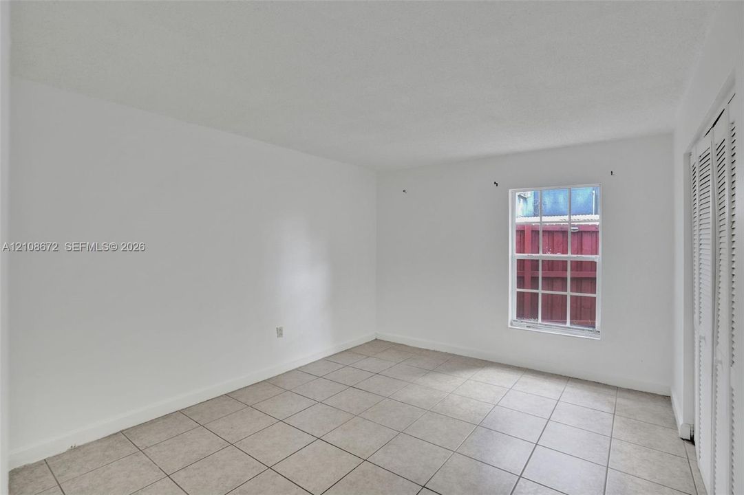 For Sale: $205,000 (1 beds, 1 baths, 671 Square Feet)