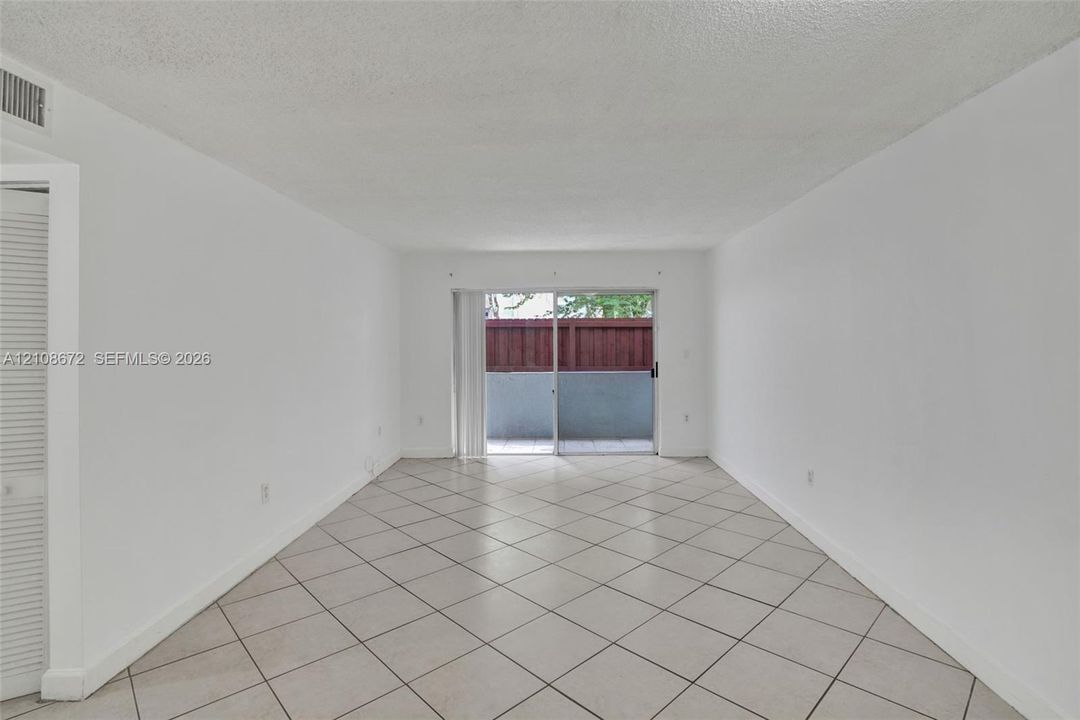 For Sale: $205,000 (1 beds, 1 baths, 671 Square Feet)