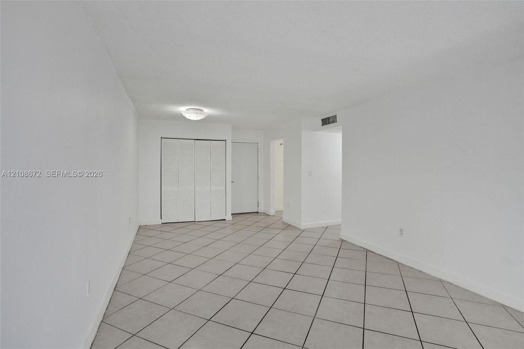 For Sale: $205,000 (1 beds, 1 baths, 671 Square Feet)