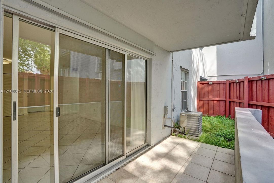 For Sale: $205,000 (1 beds, 1 baths, 671 Square Feet)
