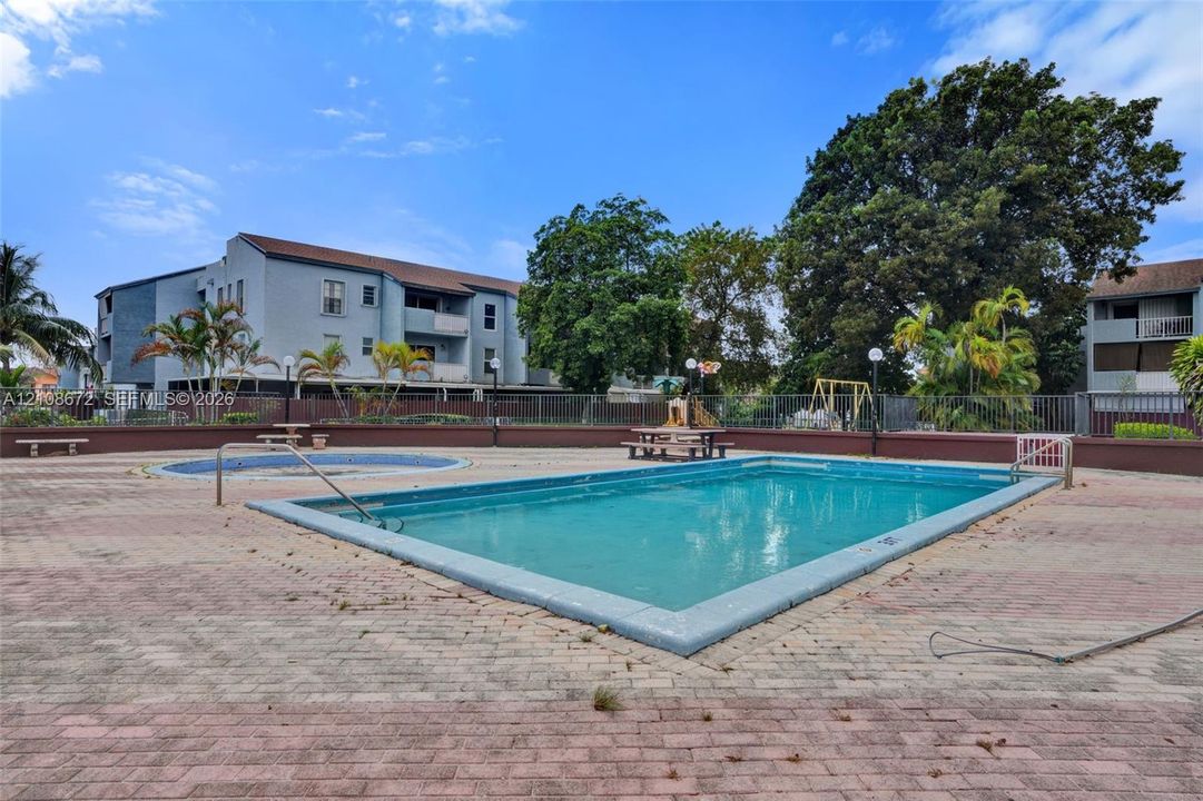 For Sale: $205,000 (1 beds, 1 baths, 671 Square Feet)